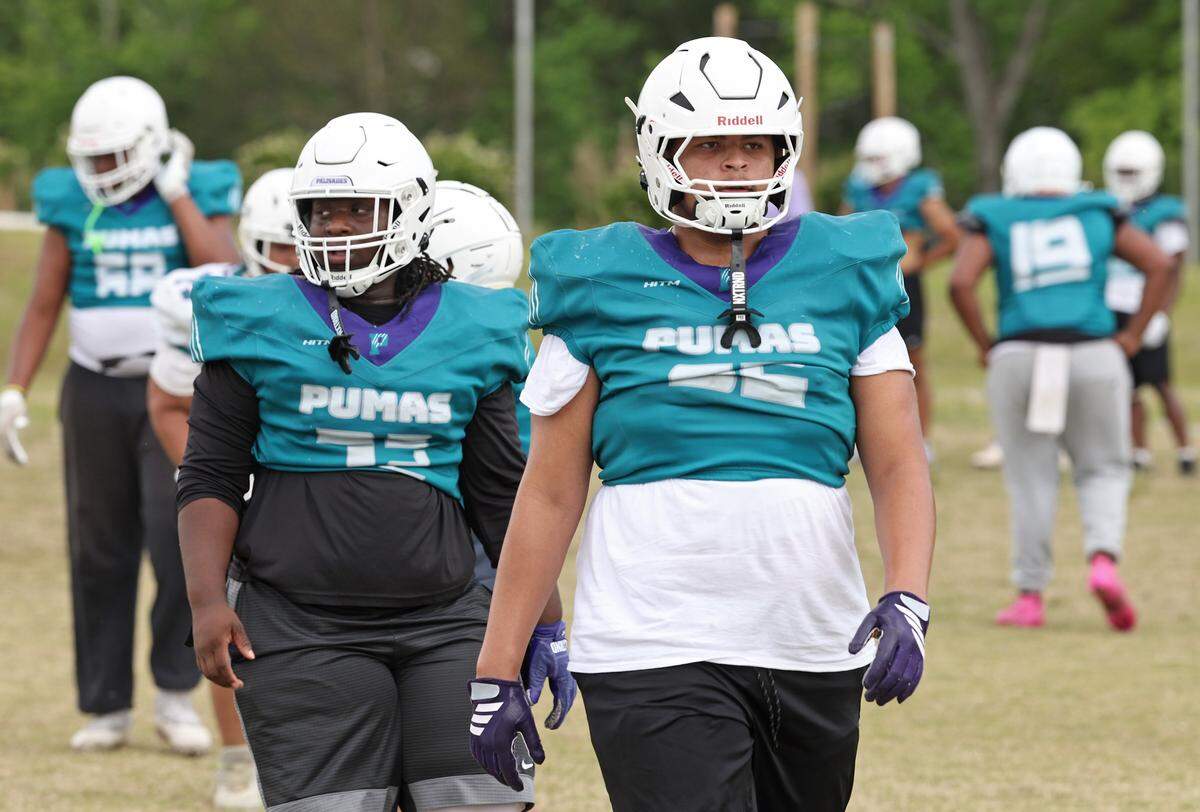 Palisades Pumas offensive tackle Ephraim Holmes, center, during a spring workout on Thursday, April 30, 2026. Palisades is going for its third straight winning season and wants to jump into the upper echelon of Charlotte teams.