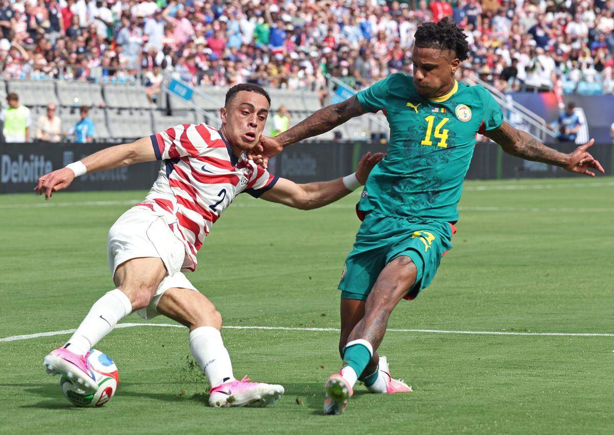 USMNT'S Sergino Dest, left, fights to maintain control of the ball as Senegal's Ismail Jakobs, right, defends during action on Sunday, May 31, 2026 at Bank of America Stadium in Charlotte, NC.
