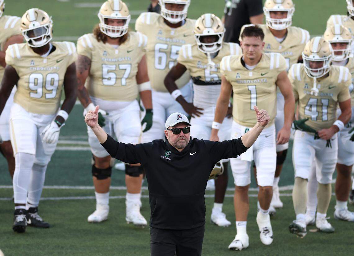 Charlotte 49ers head coach Tim Albin calls his team together prior to action against the Rice Owls on Thursday, September 18, 2025 at Jerry Richardson Stadium in Charlotte, NC. Rice defeated Charlotte 28-17.