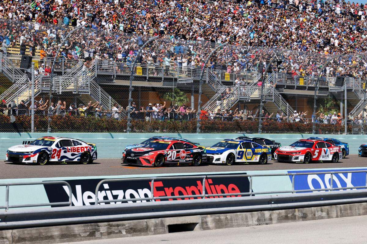 William Byron (24) leads the pack at the start of a NASCAR Cup Series auto race at Homestead-Miami Speedway, Sunday, Oct. 23, 2022, in Homestead, Fla. (AP Photo/Terry Renna)