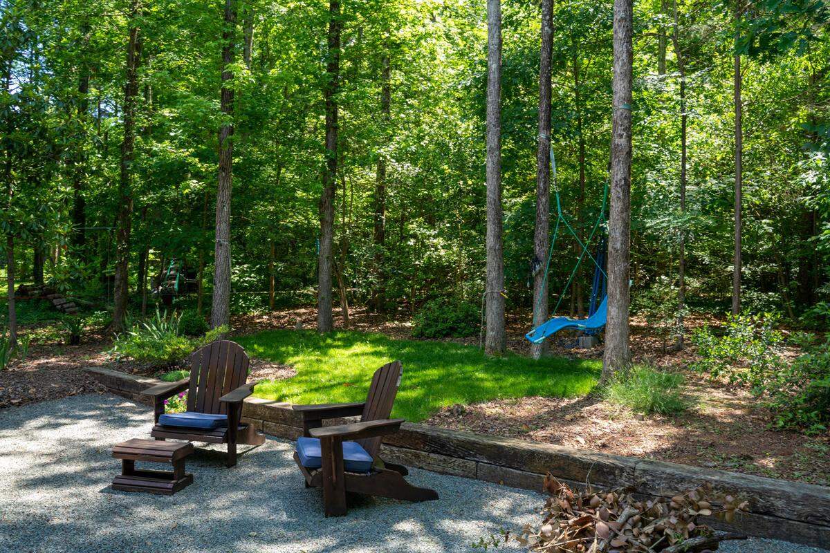 A lounge area sits outside of Toby Witte’s home.