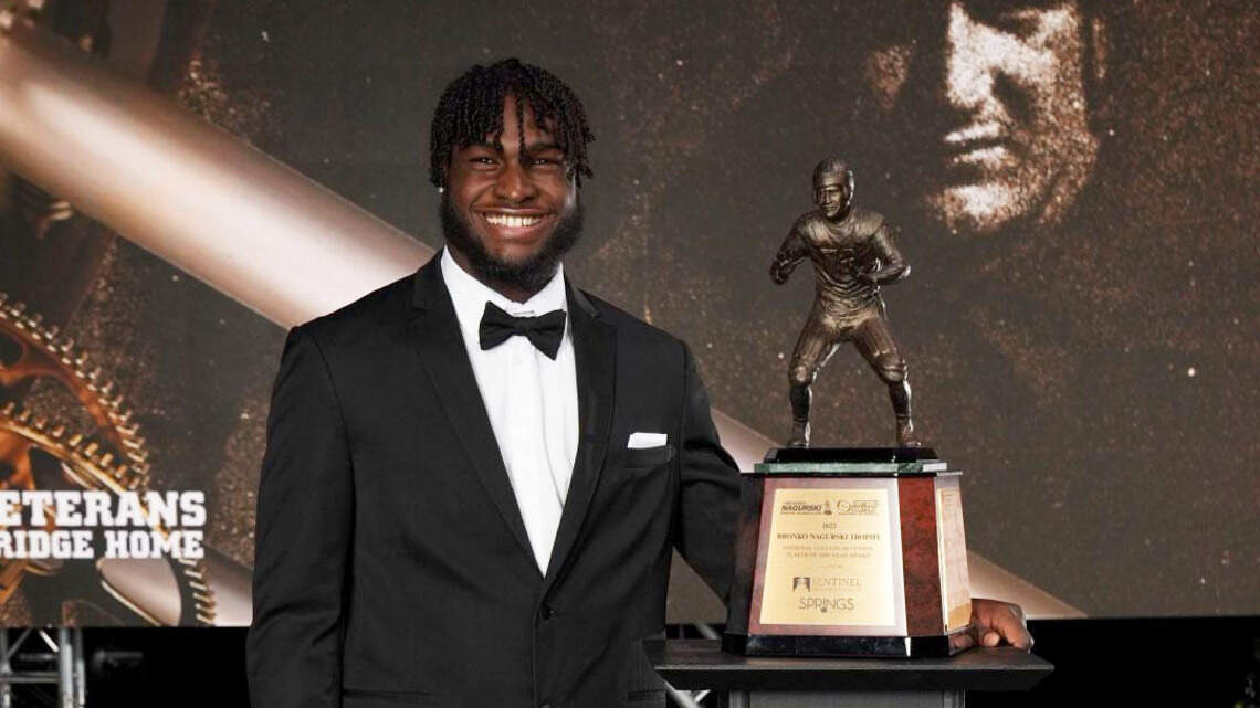 Alabama’s Anderson wins 2nd straight Bronko Nagurski trophy at Charlotte Touchdown Club
