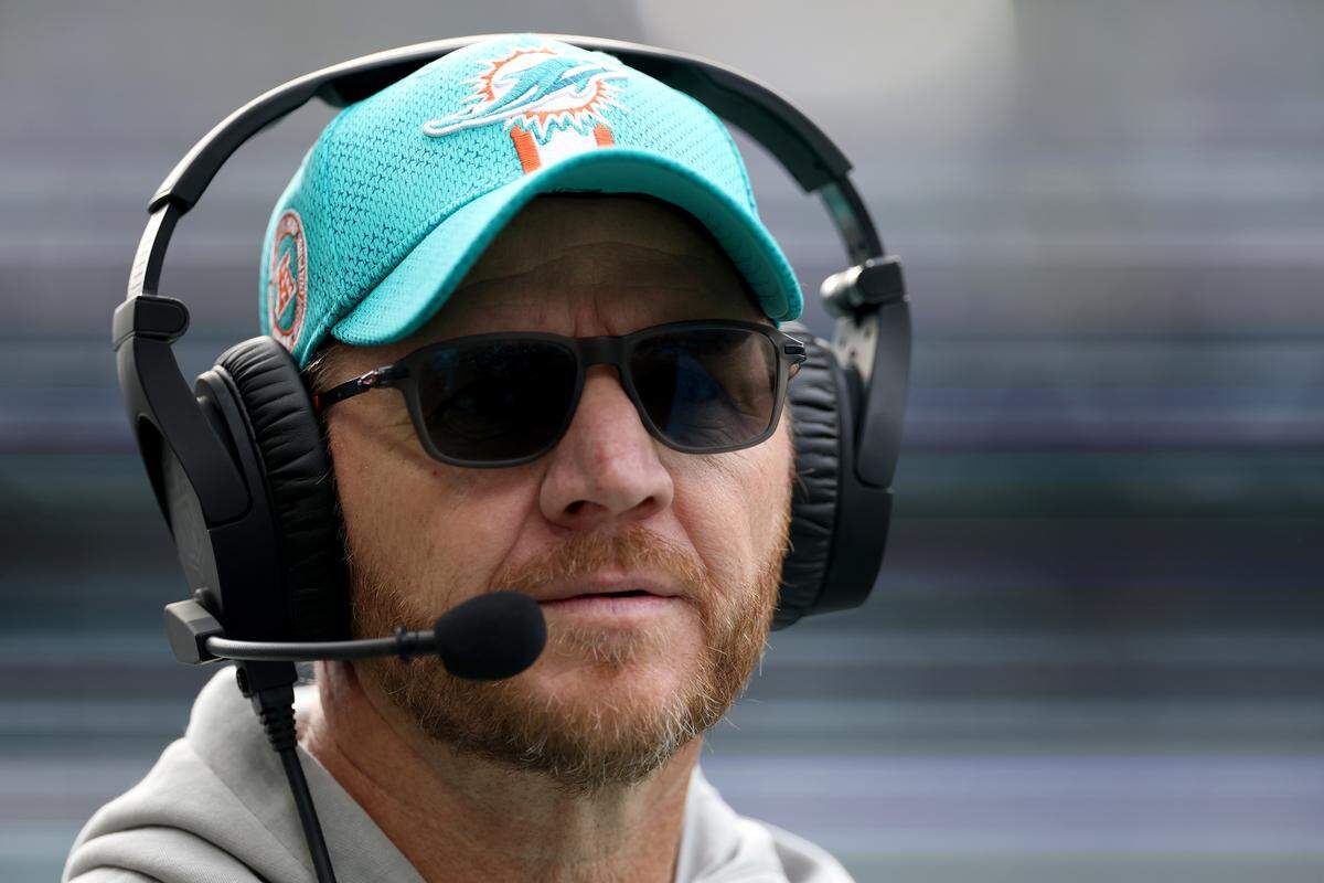 Darrell Bevell, former quarterbacks coach and pass game coordinator of the Miami Dolphins, is joining the Carolina Panthers’ coaching staff.