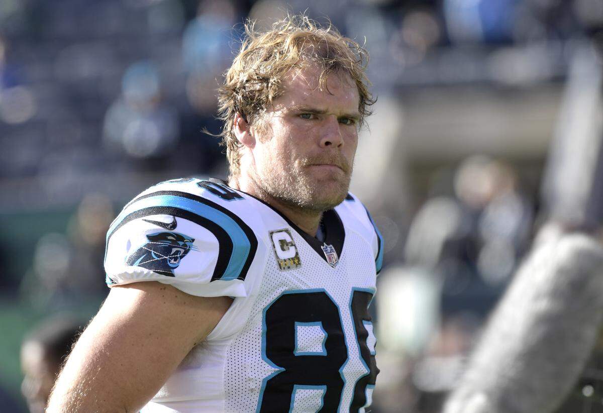 Carolina Panthers tight end Greg Olsen (88) signed a 2-year extension on Thursday morning according to a source.