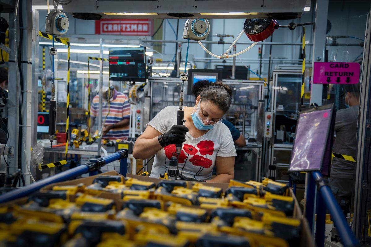 Stanley Black & Decker is closing its Kannapolis distribution center in Concord, N.C., resulting in over 224 layoffs.