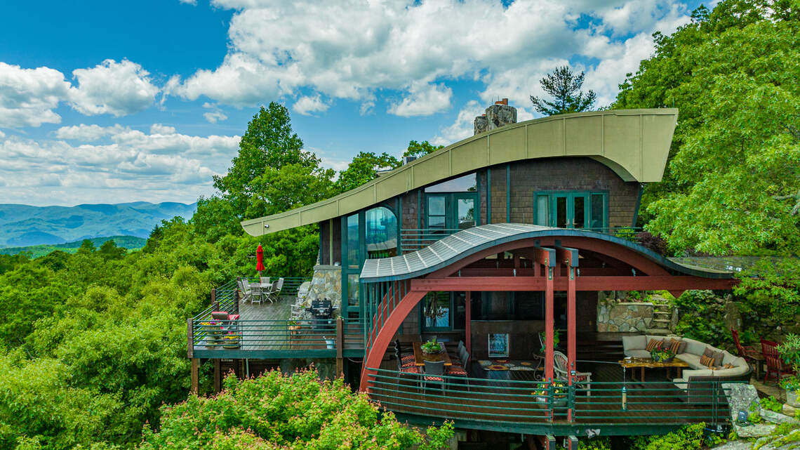 House in trees once owned by Burt Reynolds for sale in NC. Check out the cool interior