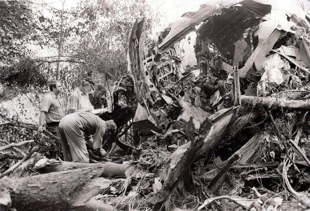 First responders on the scene of the crash of Eastern Flight 212 in Charlotte on Sept. 11, 1974.