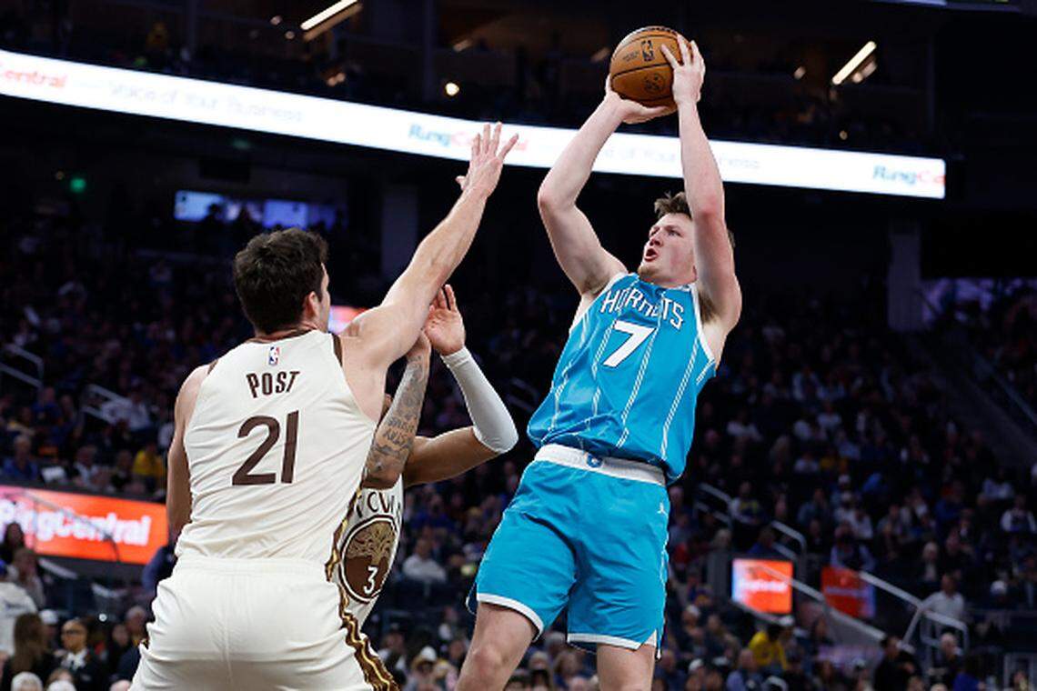 Kon Knueppel of the Charlotte Hornets shoots the ball against Quinten Post of the Golden State Warriors in the third quarter at Chase Center.