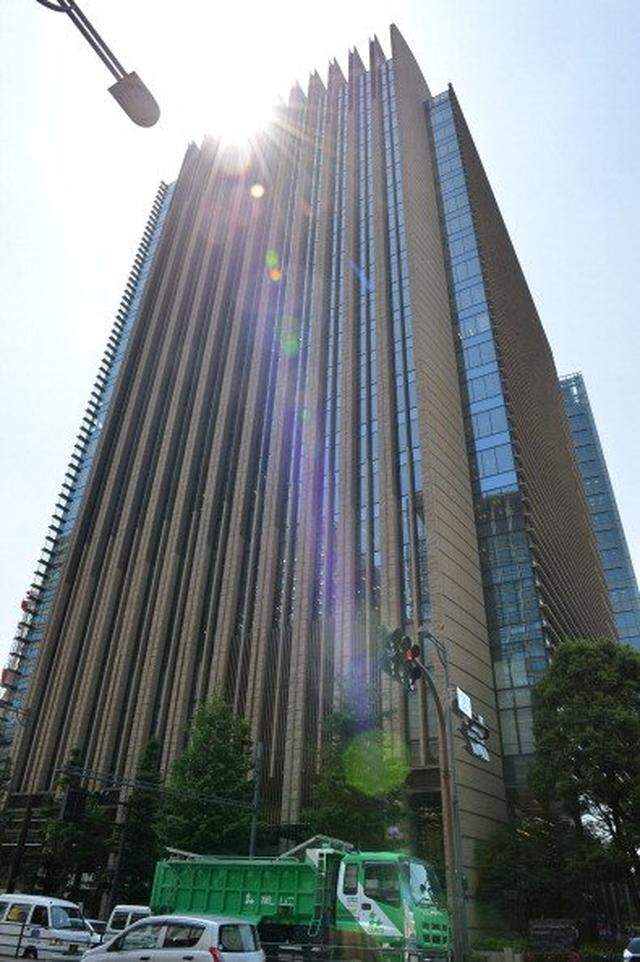A general view shows the head office building of Japan's Sumitomo Mitsui Banking Corp (SMBC) in Tokyo on May 15, 2013. Sumitomo Mitsui Financial Group Inc. reported its annual net income jumped more than 53 percent in the year to March to 794.06 billion yen (7,42 billion euros). AFP PHOTO / KAZUHIRO NOGI        (Photo credit should read KAZUHIRO NOGI/AFP via Getty Images)