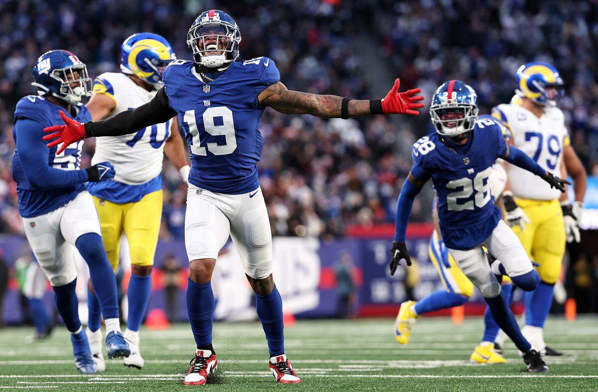 New York Giants LB Isaiah Simmons celebrates with teammates after a sack during the second half against the Los Angeles Rams at MetLife Stadium on Dec. 31, 2023 in East Rutherford, New Jersey. 