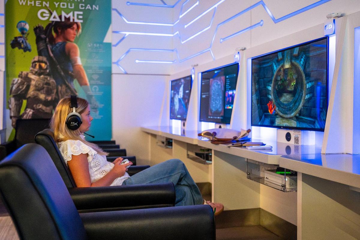 Business reporter Sydney Sasser plays video games at Gameway.