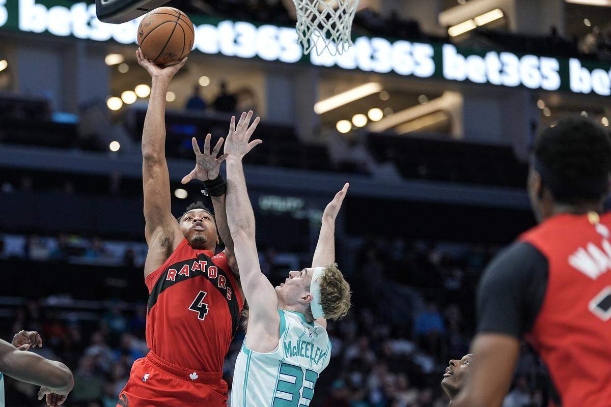 Toronto Raptors forward Scottie Barnes (4) drives to the basket against Charlotte Hornets guard Liam McNeeley (33) during the first half of an NBA basketball game, Wednesday, Jan. 7, 2026, in Charlotte, N.C.