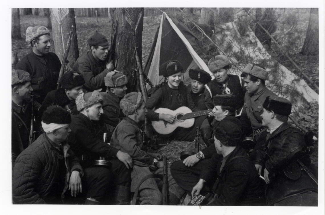 10B - Partidários cantando (1).jpg Partidários soviéticos na Segunda Guerra Mundial cantando durante uma pausa nos combates.