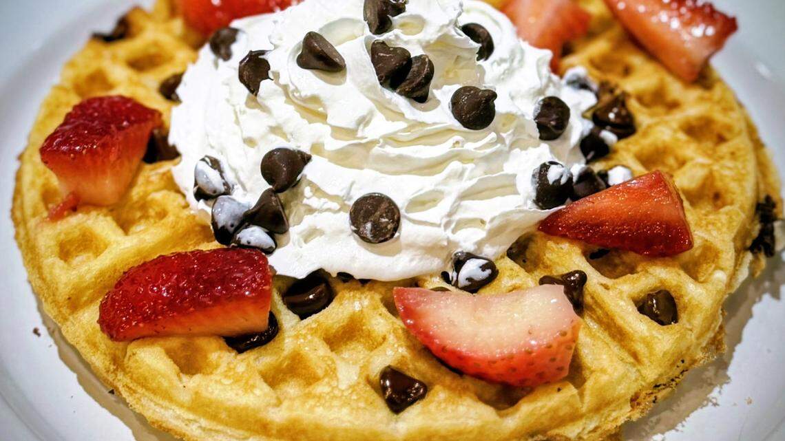 New Lake Norman diner features all-day breakfast, smash burgers, full bar