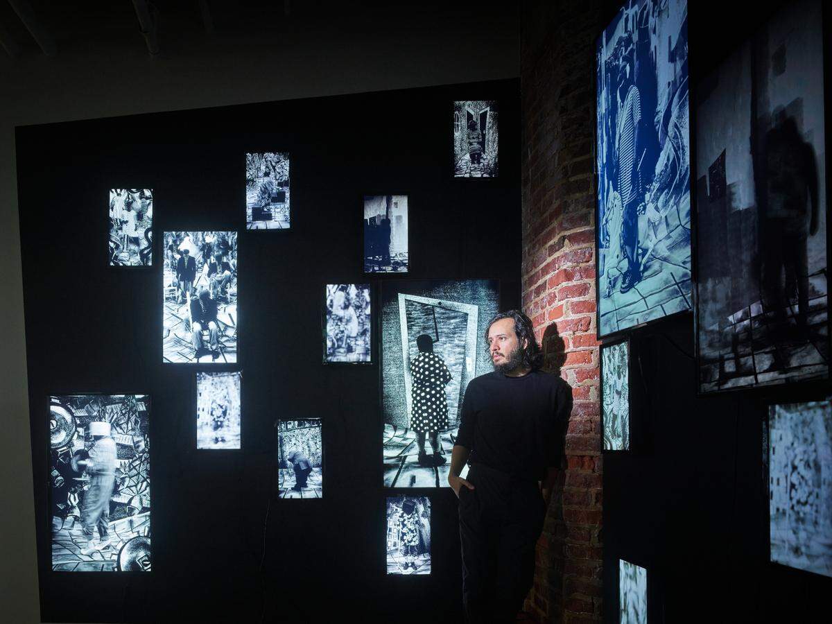 Alumni artist-in-residence Edison Peñafiel of Fort Lauderdale, Florida, uses video projection and multimedia in his artwork. His residency was underwritten by a gift from Windgate Foundation.