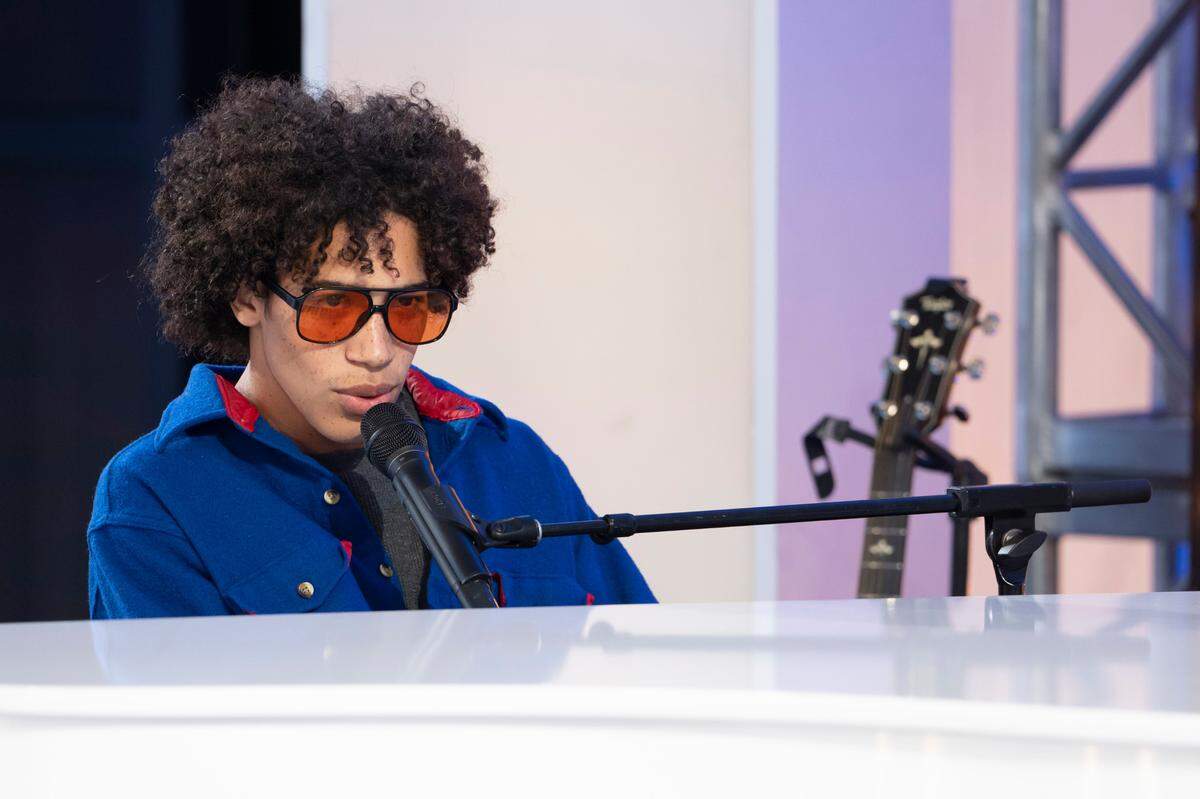 Hickory native Garrison Bennett earned a ticket to Hollywood on the March 24 episode of “American Idol.”