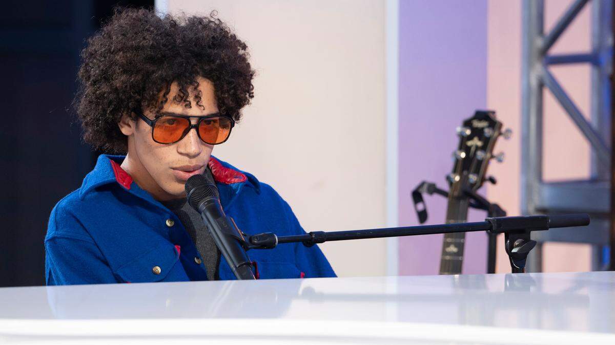 Hickory native Garrison Bennett earned a ticket to Hollywood on the March 24 episode of “American Idol.”