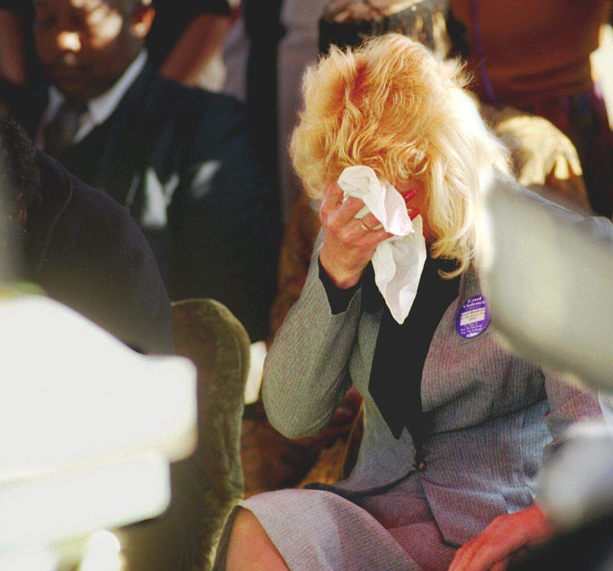 Debora Childers, mother of Brandi Henderson, covers her face at her daughter’s grave at Oaklawn Cemetery in Charlotte. Henderson was strangled on March 9, 1994, one of 10 Charlotte women murdered by Henry Louis Wallace. Observer archives.