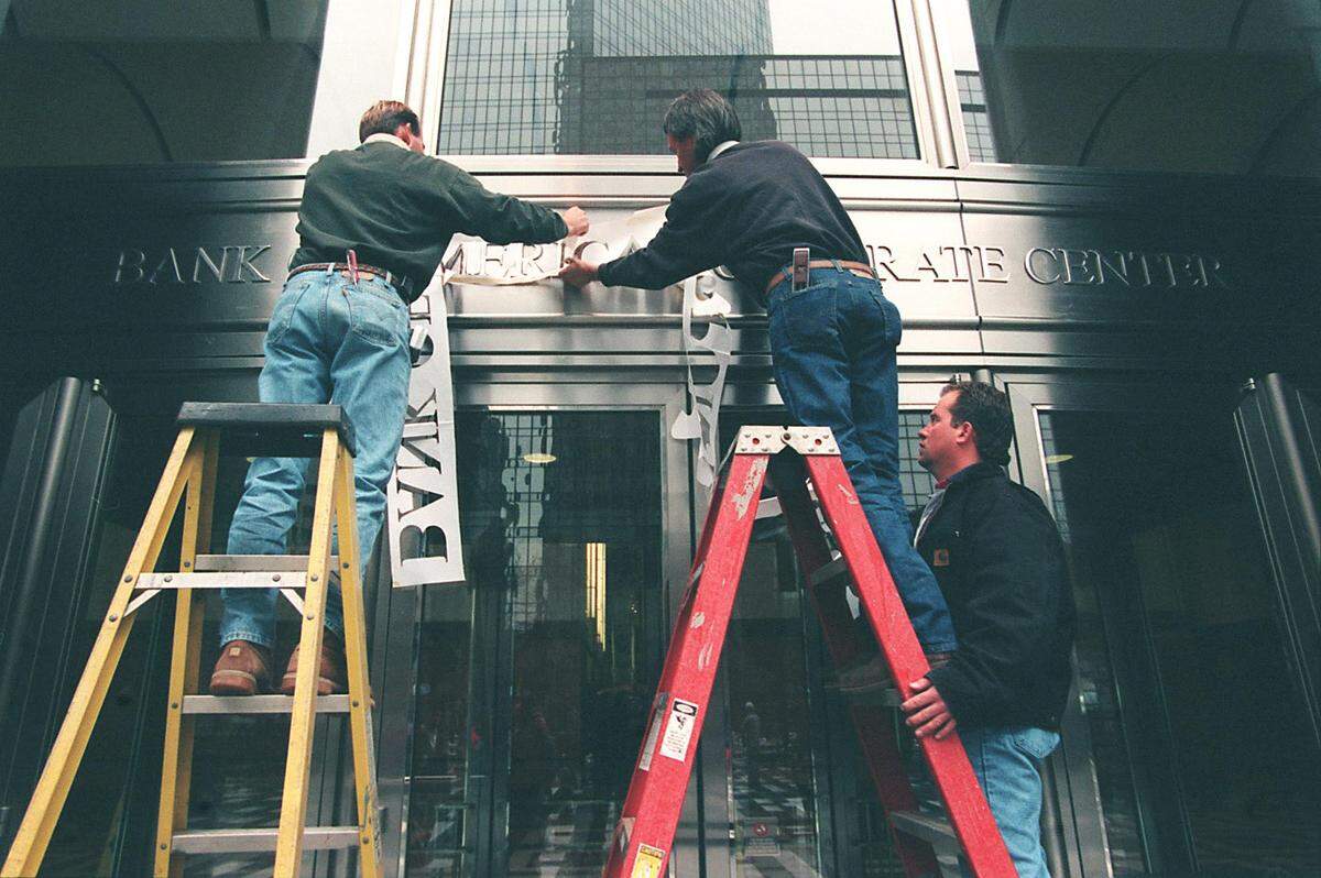 On Jan. 30, 1999, workers change the nameplates from NationsBank to Bank of America Corporate Center over one of the building’s entryways following the bank’s merger in 1998. 