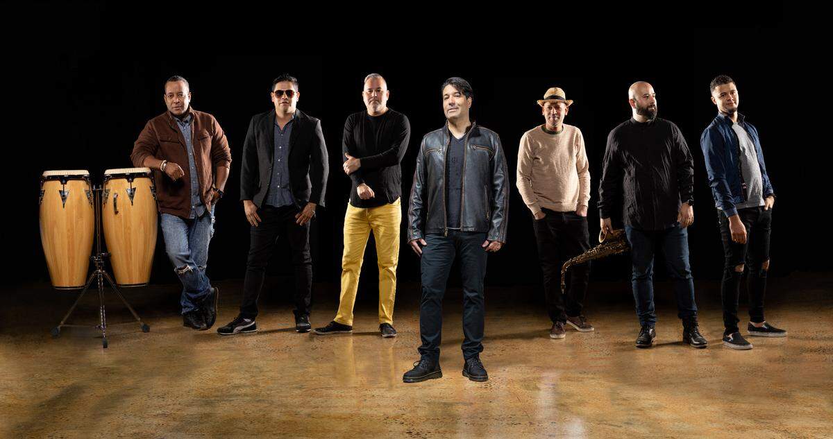 With a repertoire encompassing a broad range of musical styles — from Buena Vista Social Club to Bob Marley to Hector Lavoe — UltimaNota creates covers with a twist.