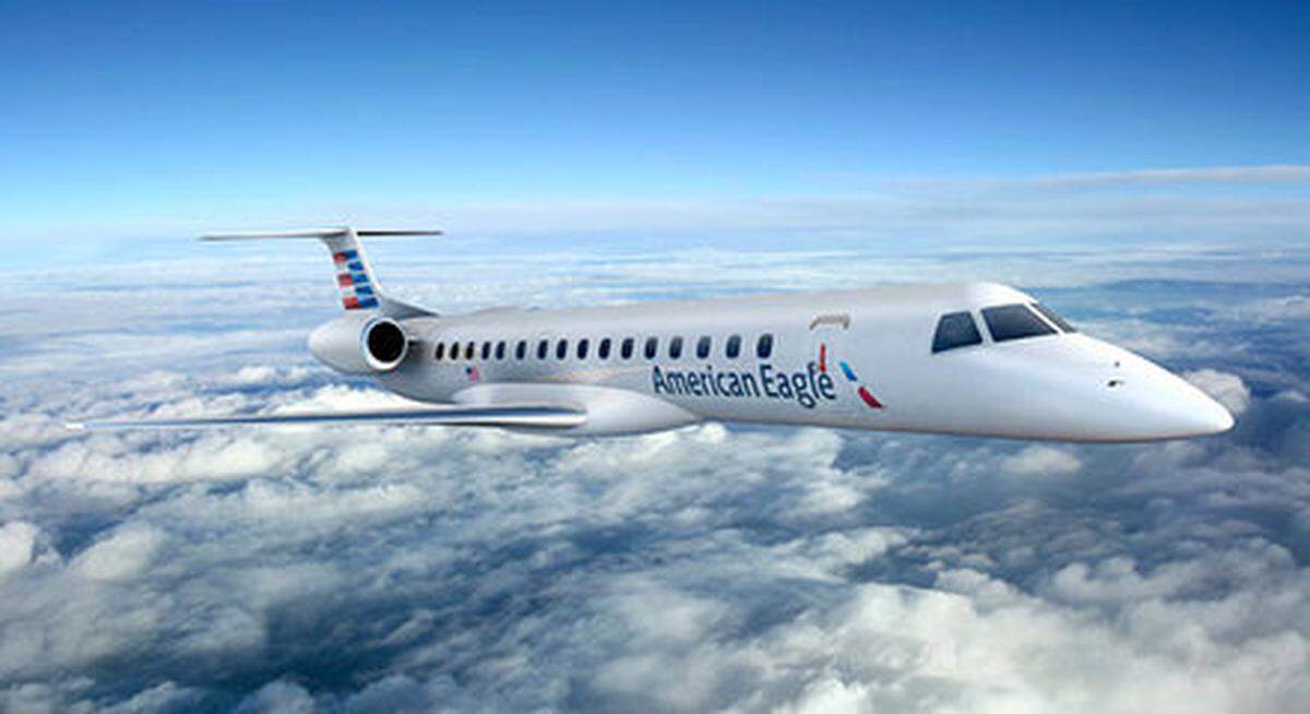 An American Eagles Embraer 145 regional jet.