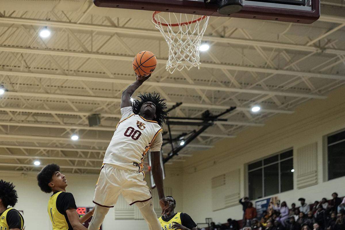 West Charlotte's Kaharri Coleman (00) drives to the basket past Oak Hill Academy's Janon Singh (1) during the second half of a boys varsity basketball game, Friday, Dec. 19, 2025, in Charlotte, N.C.