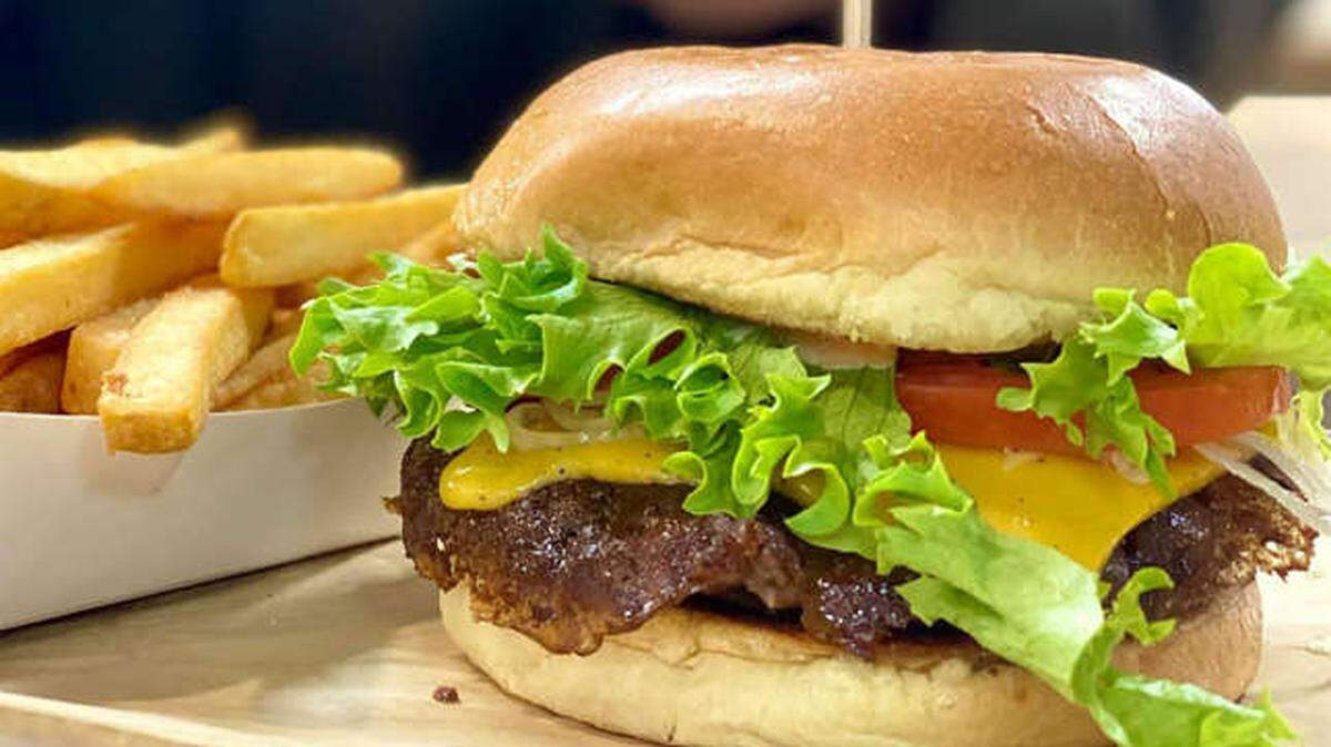 The Barcelona Burger & Beer Garden in Mooresville is giving away free burgers to area “COVID heroes”.