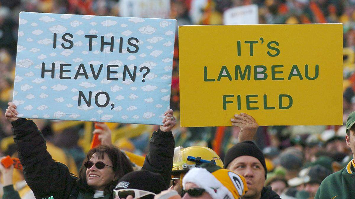 During a 2007 Carolina-Green Bay game at Lambeau Field, Packers fans showed what they felt about one of the sports world’s greatest cathedrals. The Panthers and Packers play Sunday at Lambeau at 4:25 p.m.