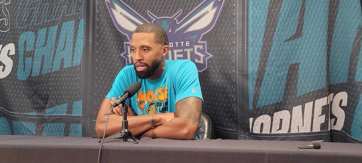 Charlotte Hornets coach Charles Lee wears a shirt highlighting Moussa Diabate.