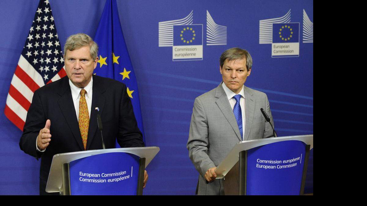 
U.S. Secretary of Agriculture Tom Vilsack, left, with the EU commissioner for Agriculture and Rural Development Dacian Ciolos at a 2014 press conference in Brussels.
