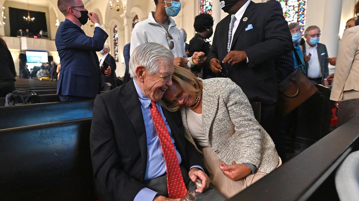 Charlotte Mayor Vi Lyles, right, rests her head on the shoulder of Hugh McColl Jr., left, the former Chairman and CEO of Bank of America on Monday, November 1, 2021. Lyles and corporate leaders announced a $250 million goal for funding racial equity initiatives, including closing the digital divide, diversifying the workforce and support for Johnson C. Smith University.