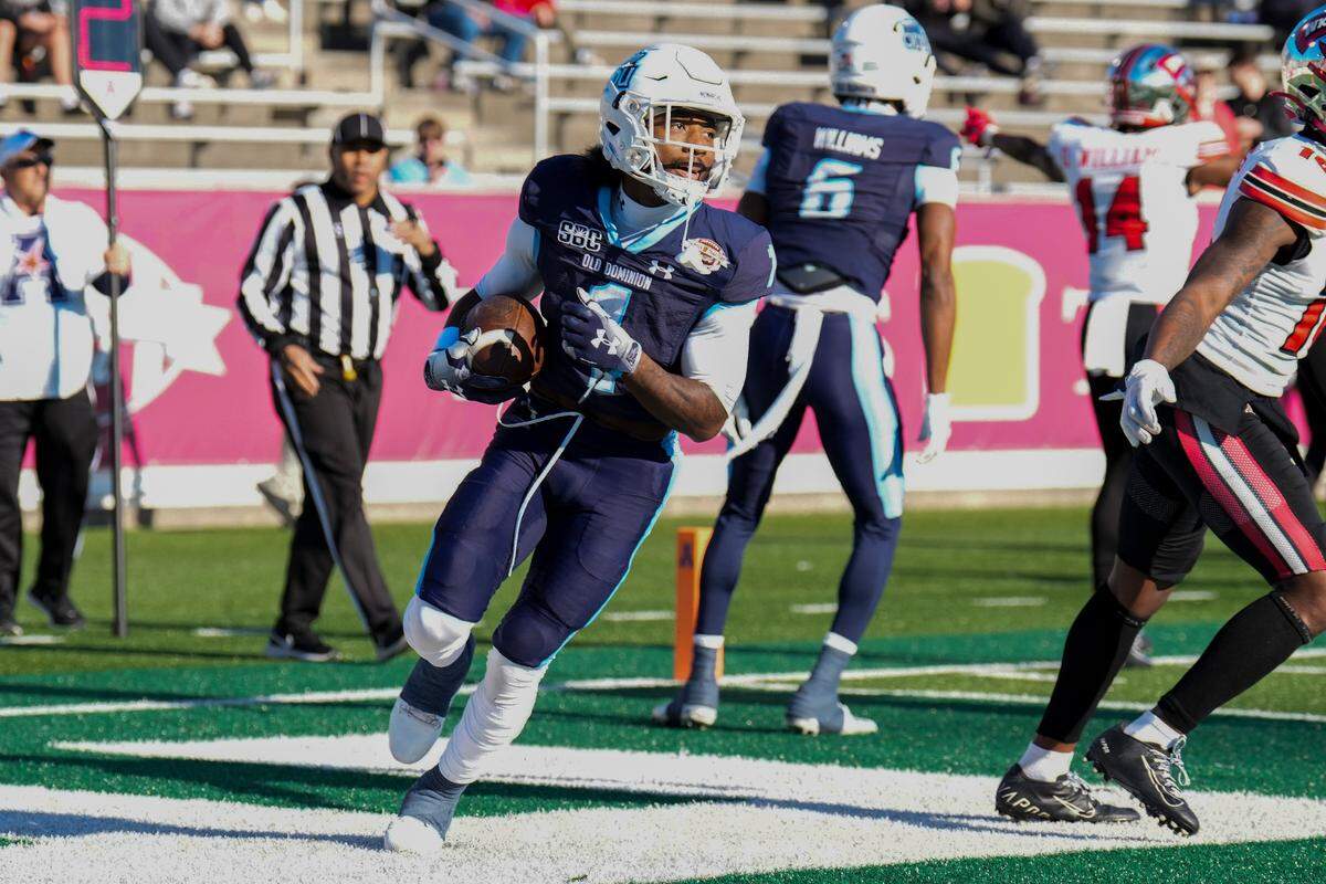 Old Dominion Monarchs wide receiver Jordan Bly (1) runs in to score against the Western Kentucky Hilltoppers during the first quarter at Charlotte 49ers’ Jerry Richardson Stadium.