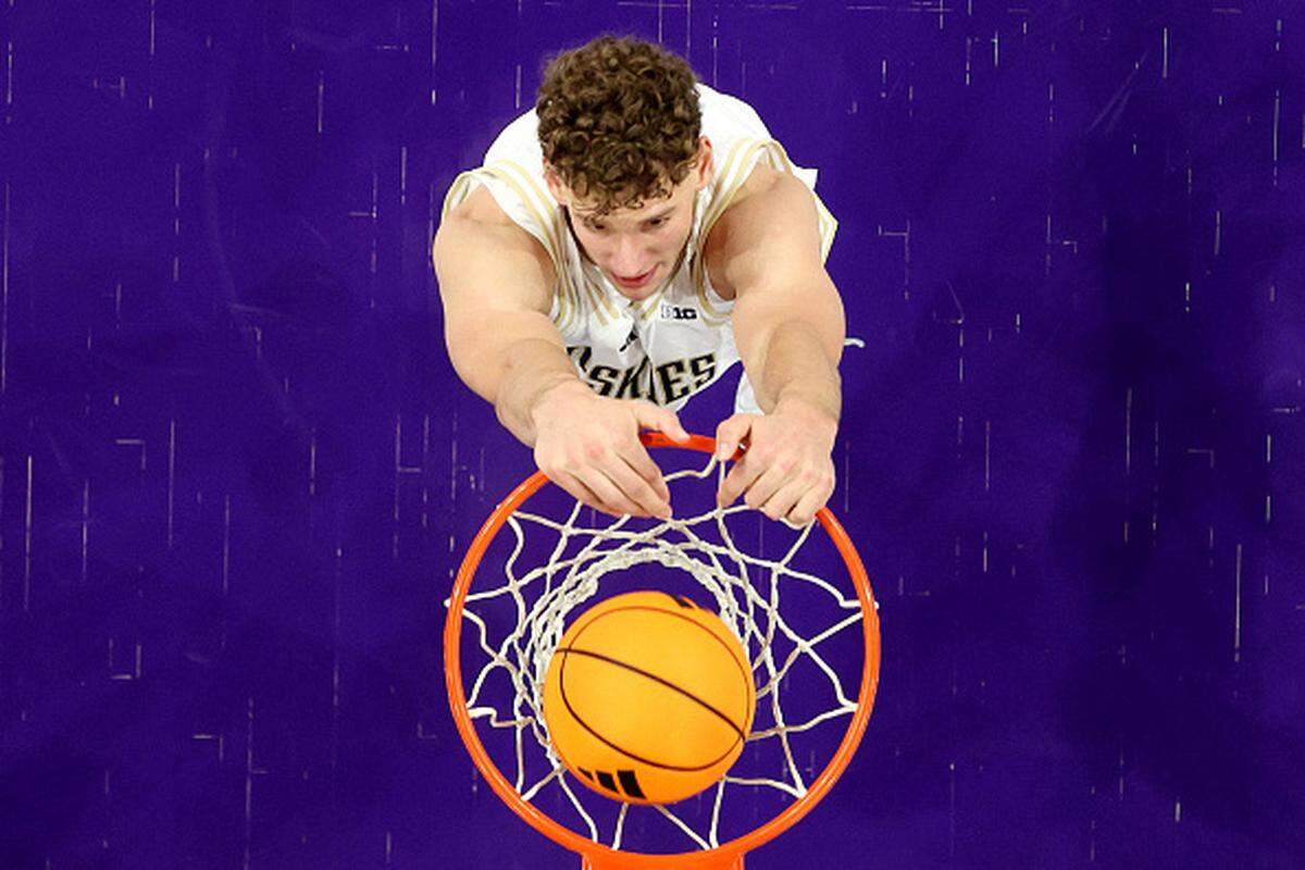 Hannes Steinbach of the Washington Huskies dunks against the UCLA Bruins during the first half at Alaska Airlines Arena.