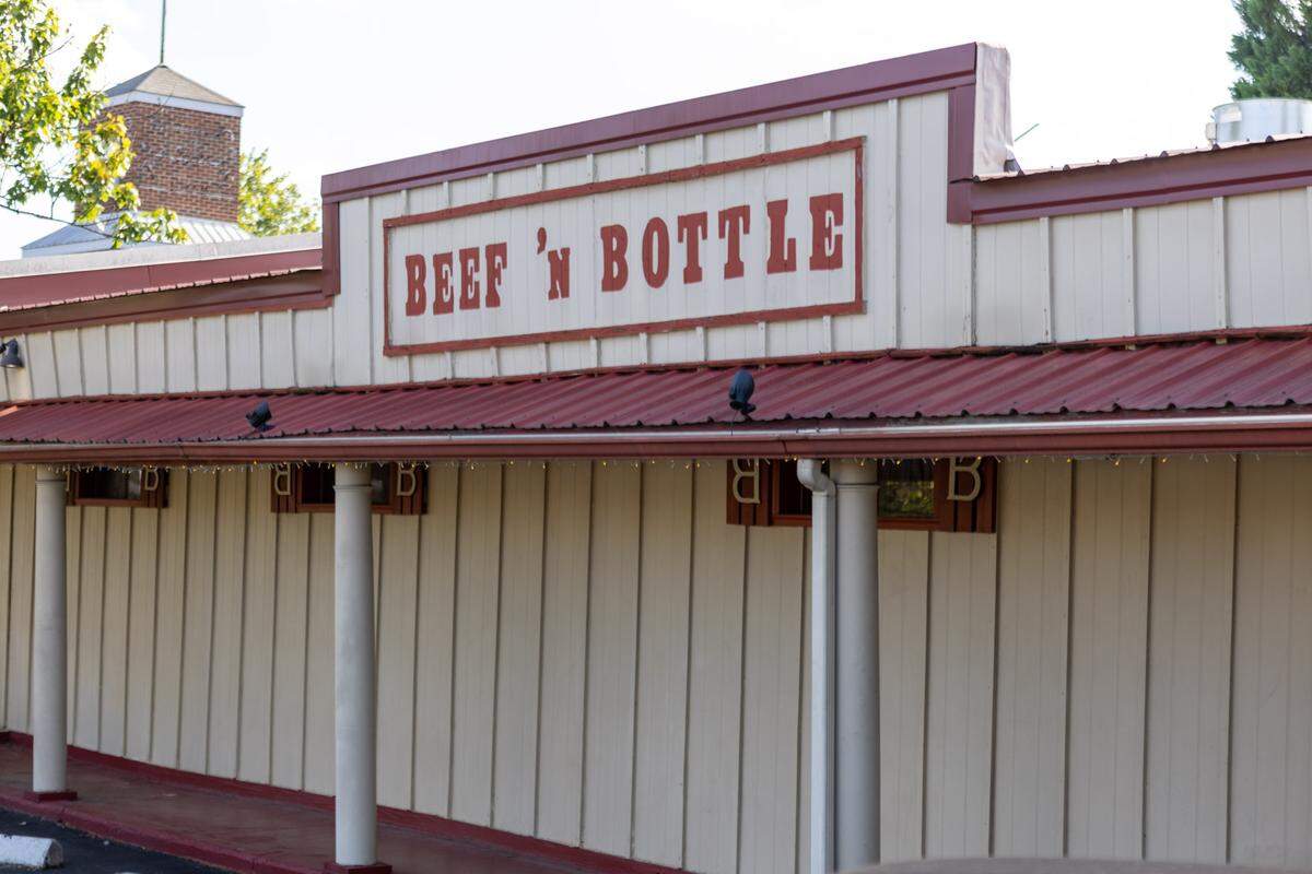 Beef ‘N Bottle Restaurant is located at 4538 South Blvd.