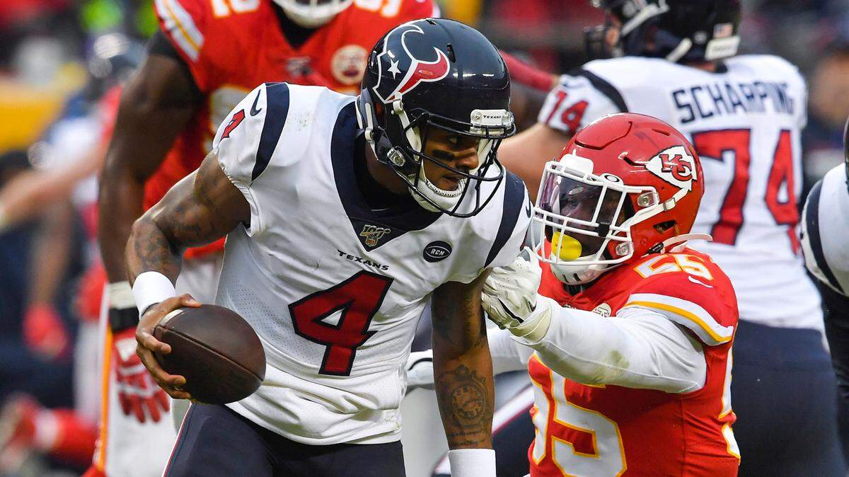 Houston Texans quarterback Deshaun Watson (4) is the center of trade talks across the NFL.