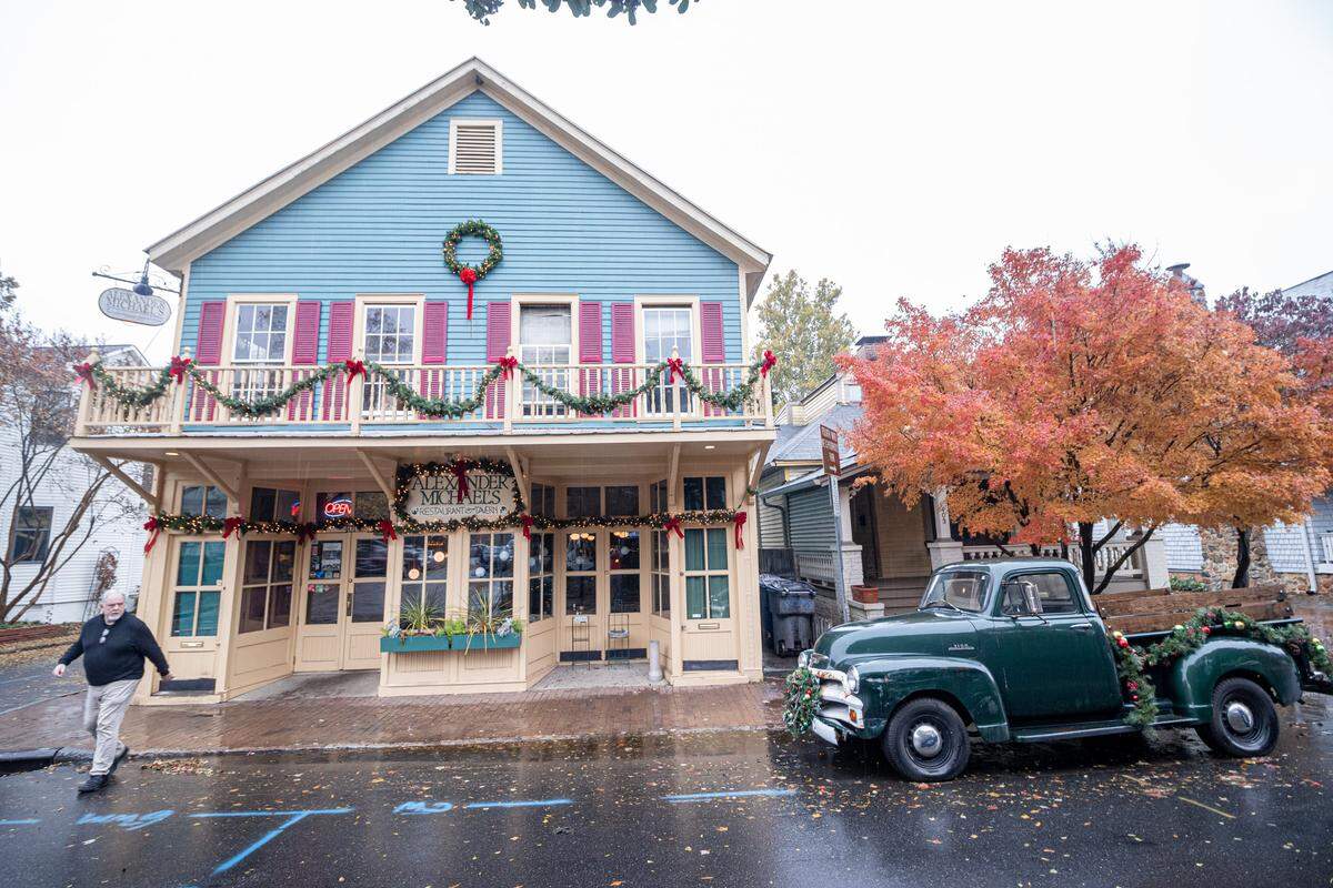 Alexander Michael’s is a classic comfort food restaurant in the heart of Fourth Ward, Charlotte, NC.