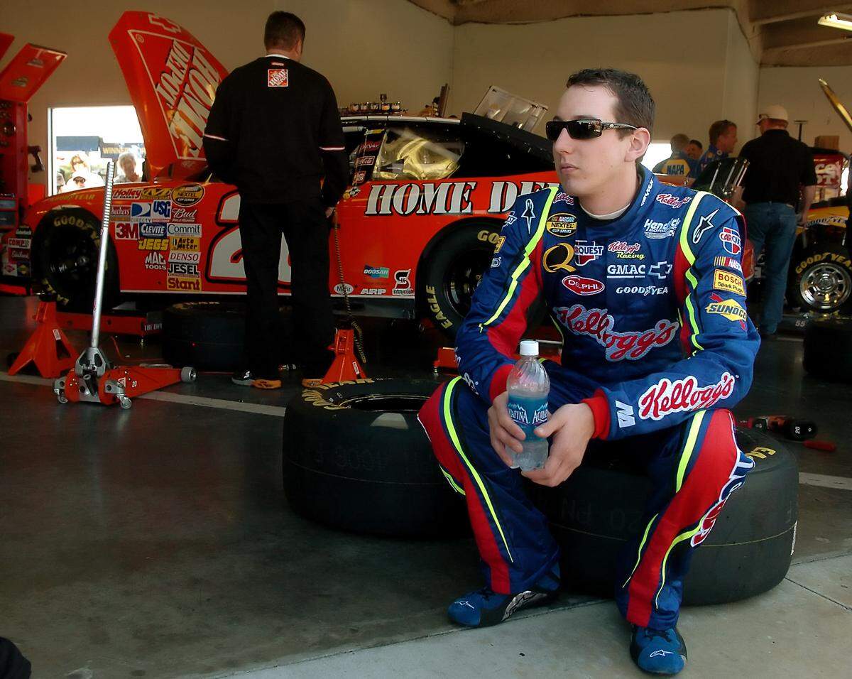 2/14/07 NASCAR NEXTEL Cup driver Kyle Busch relaxes in the garage at Daytona International Speedway Wednesday prior to the afternoon practice. JEFF SINER - jsiner@charlotteobserver.com