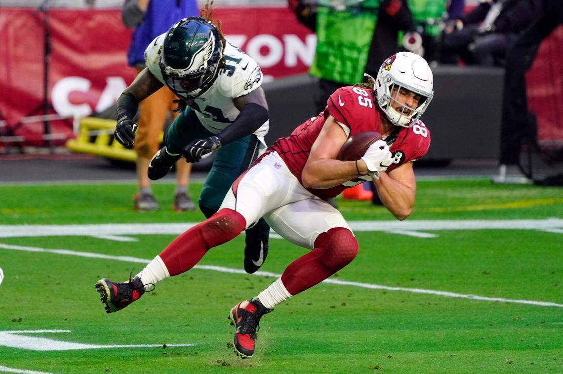 Arizona Cardinals tight end Dan Arnold (85) makes a catch during the first half of an NFL football game against the Philadelphia Eagles, Sunday, Dec. 20, 2020, in Glendale, Ariz.