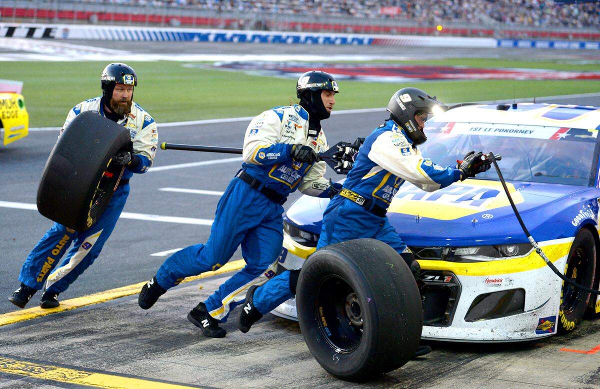 Members of Chase ElliottÕs pit crew hurry around the front of the car during a pit stop in the Coca-Cola 600 at Charlotte Motor Speedway in Concord, NC on Sunday, May 30, 2021.
