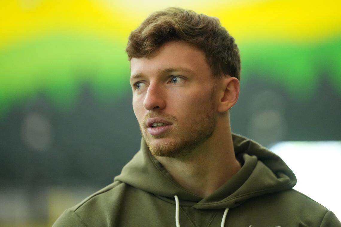 EUGENE, OREGON - MARCH 17: Dillon Thieneman #31 of the Oregon Ducks looks on during Oregon Ducks Pro Day at Moshofsky Center on March 17, 2026 in Eugene, Oregon. (Photo by Soobum Im/Getty Images)