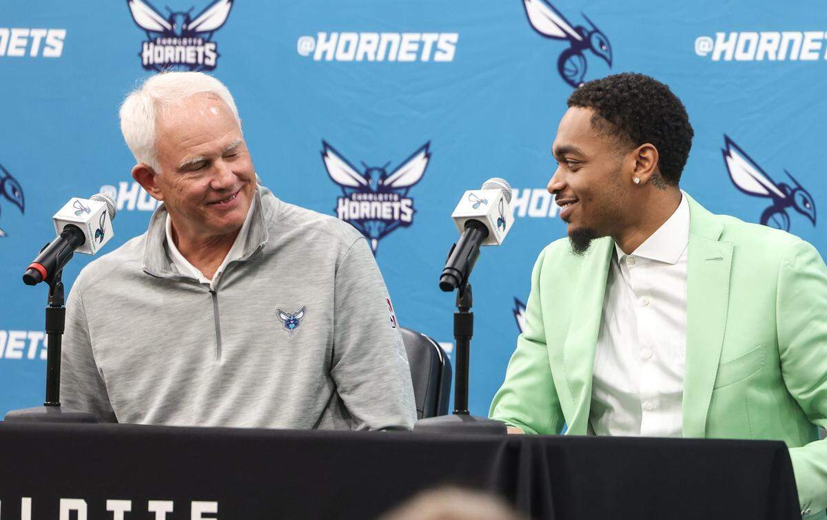 Hornets GM Mitch Kupchak, left and PJ Washington speak during a press conference announcing Washington’s signing of a three-year contract in Charlotte, N.C., on Tuesday, September 5, 2023.