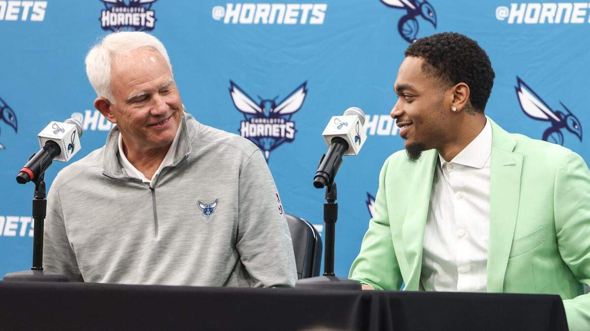 Hornets GM Mitch Kupchak, left and PJ Washington speak during a press conference announcing Washington’s signing of a three-year contract in Charlotte, N.C., on Tuesday, September 5, 2023.