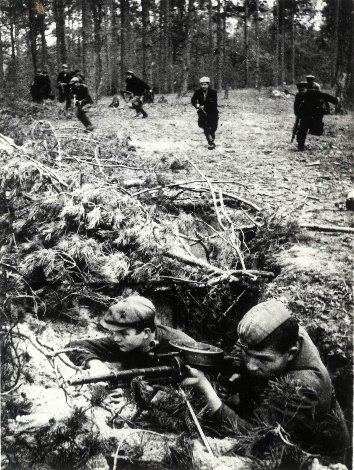 GFH 23082 - Uma unidade partidária durante o assalto .jpeg Uma unidade partidária durante um ataque da Segunda Guerra Mundial.