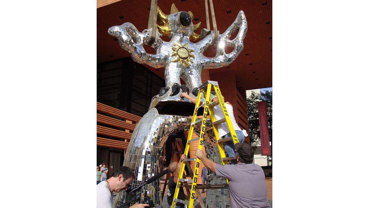 The Firebird is one of 11 public art works by Niki de Saint Phalle displayed in the United States. There is one in Saint Louis and the rest are in California. 