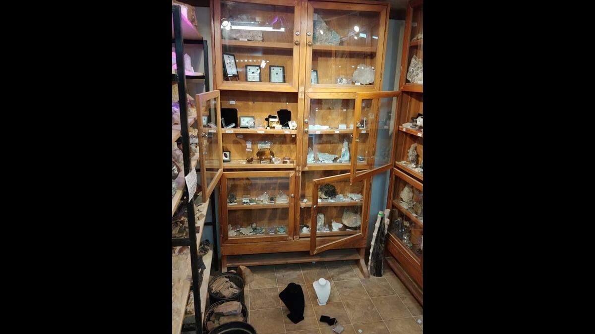 Busted glass and empty spots on the shelves mark where robbers took the best of what Emerald Hollow Mine had on display, the mine’s owner says.