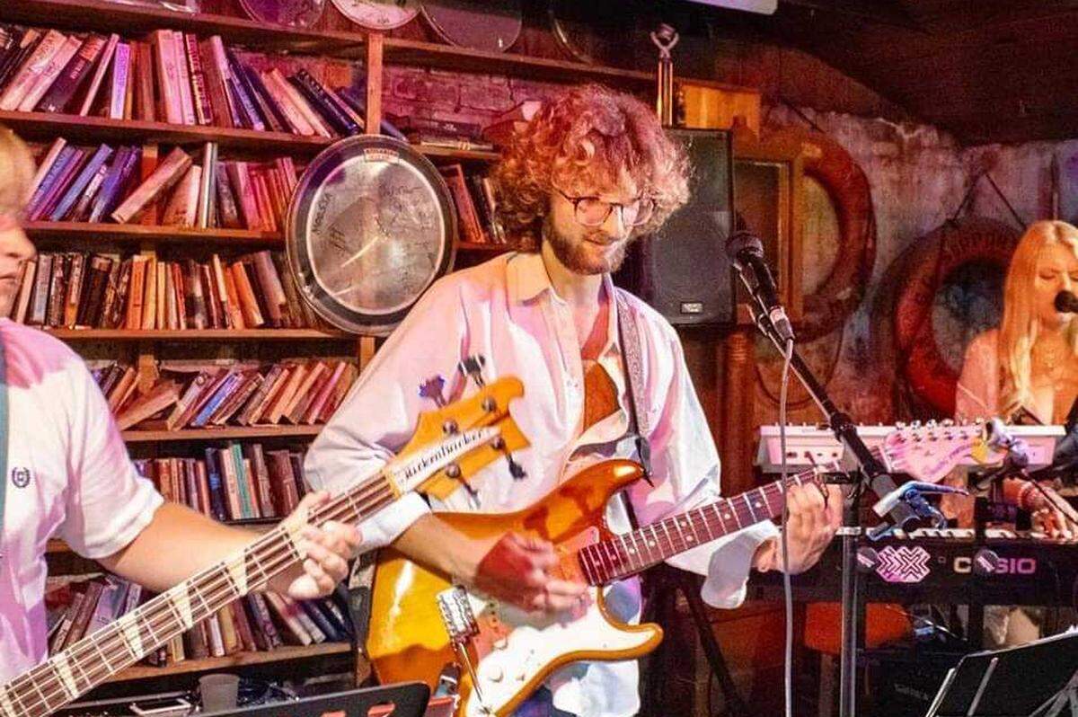 E Squared performing at The Backstreet Pub in Beaufort, NC