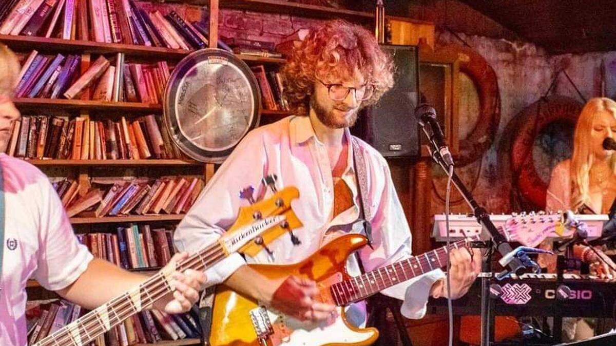 E Squared performing at The Backstreet Pub in Beaufort, NC