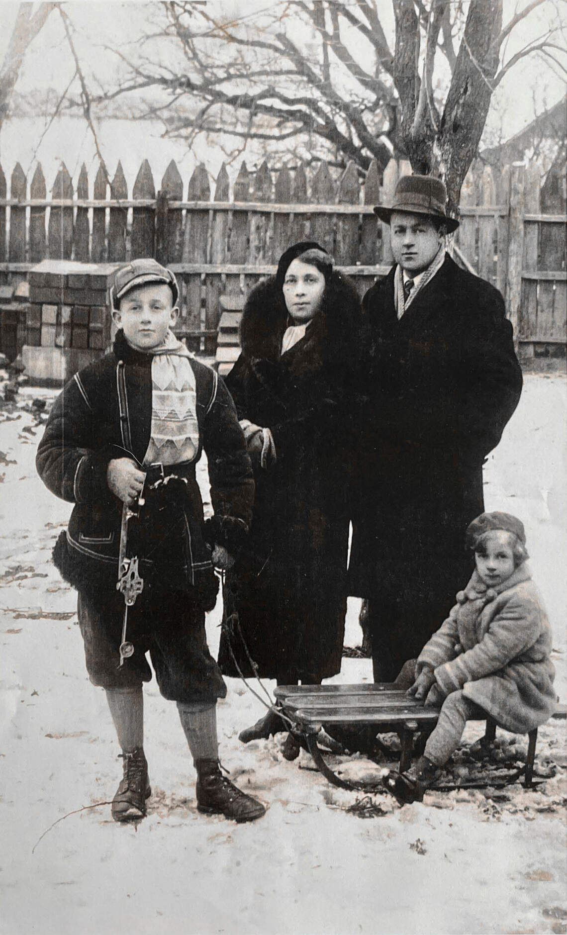 03_GildenmanFamily.jpg A família Gildenman (Simcha, Golda, Moshe, Feigela), meados da década de 1930.