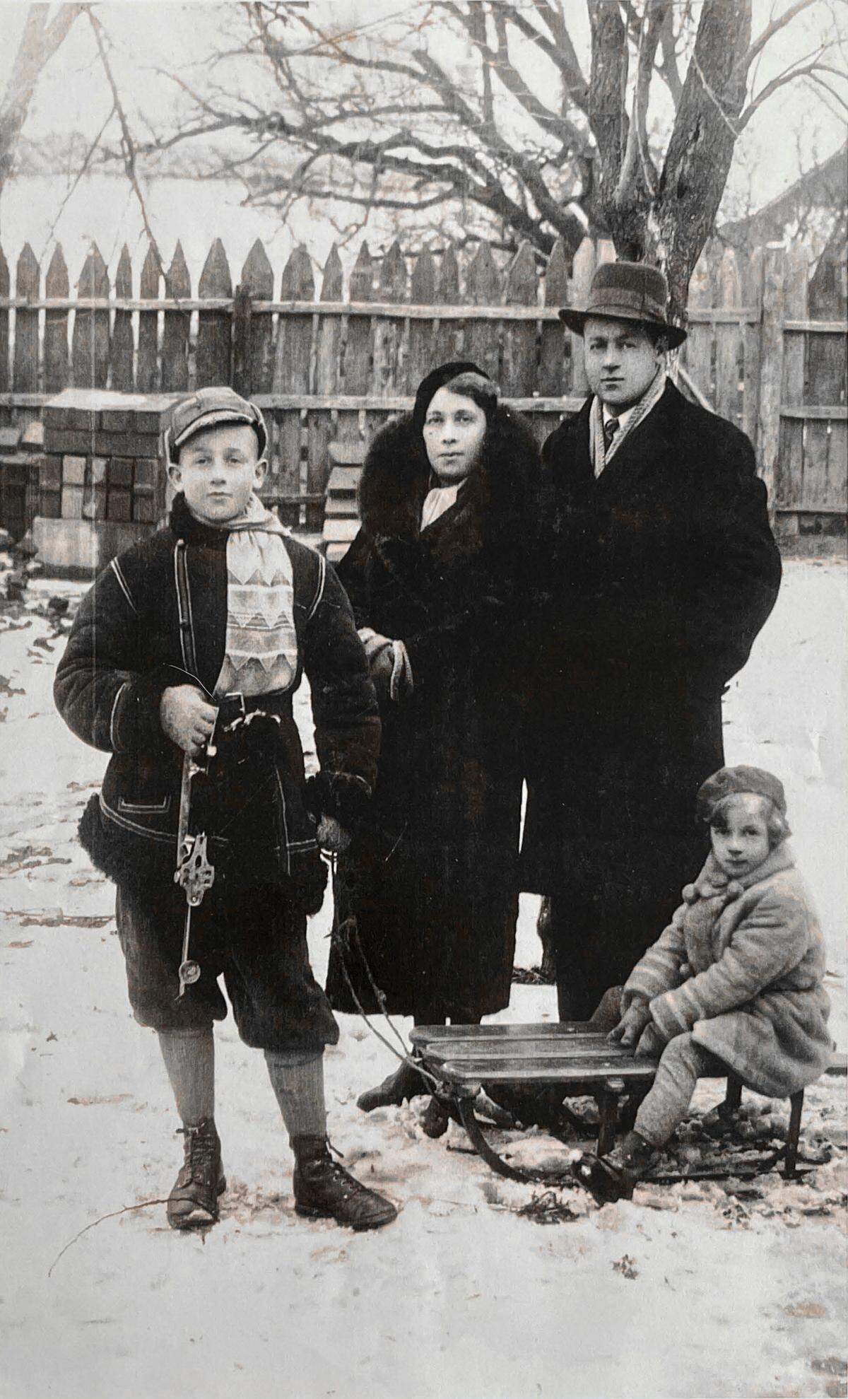The Gildenman family (Simcha, Golda, Moshe, Feigela), mid-1930s.