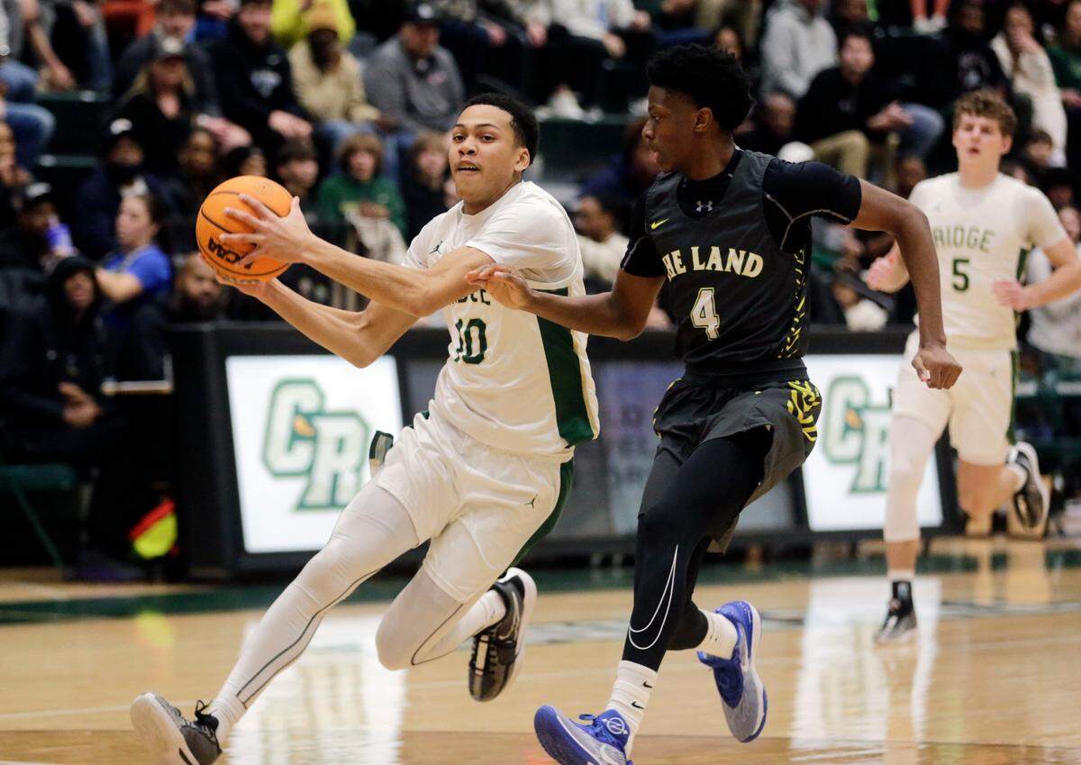 Catawba Ridge's Lance Barnes heads to the basket ahead of Indian Land's Kevin Drakeford